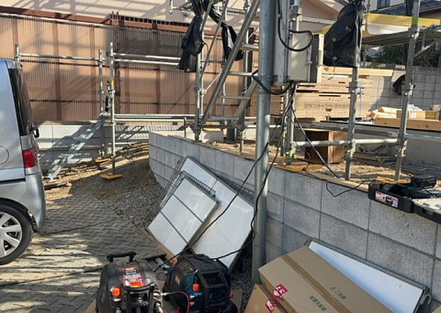 【玄関_2】玄関は、狭すぎると複数人で使いにくく、広すぎても無駄な空間になりがちです。最低2畳を目安にして、家の広さとの兼ね合いや家族の人数を考慮して決めるとよいでしょう。現地を見学して快適な玄関を選びましょう!