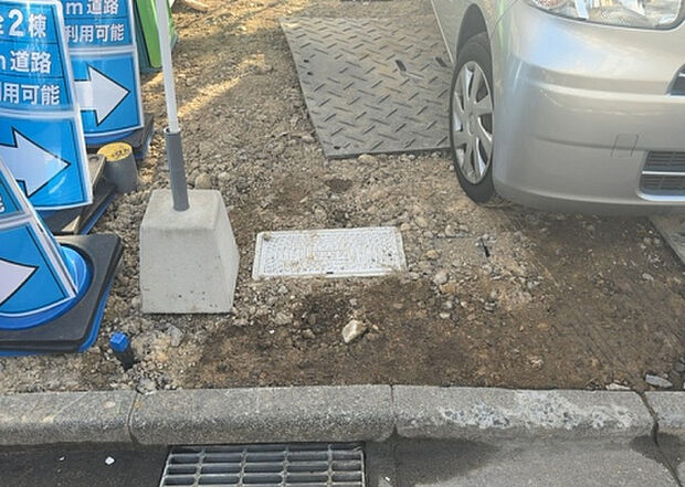 【その他設備】敷地内には、散水栓や立水栓があります。水道水を直接利用できるため、水を運ぶ手間を省くことが出来ます。大量の水を必要とする洗車作業や清掃などに役立ちます。その他設備とあわせて、現地でご確認ください。