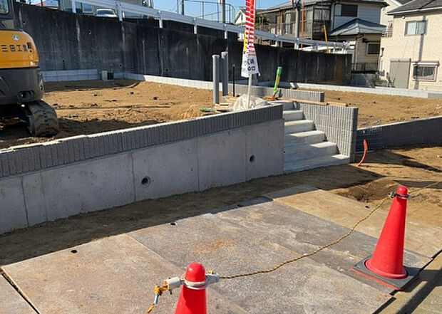 【構造・工法・仕様_2】ベタ基礎とは、柱の位置に関係なく全体に基礎がある事を指し、面積が大きい分建物の重さを全体に分散できます。また、地面からの湿気や害虫を遮断でき、木造住宅で心配されるシロアリ被害を防ぐ効果も期待できます。