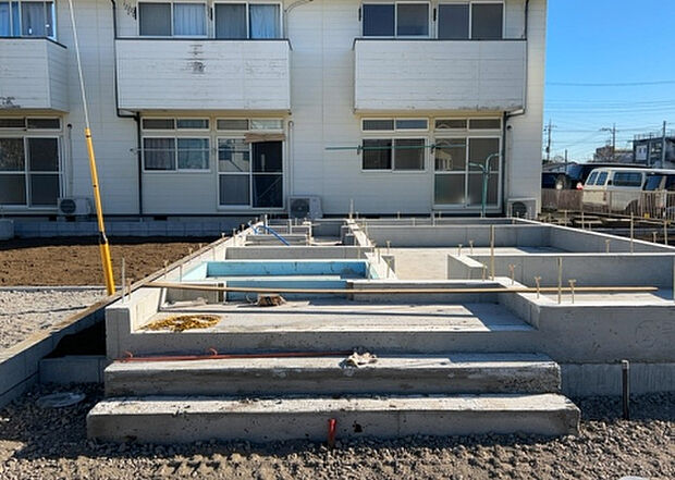 【玄関】玄関は家の顔でもあり、家族以外の目にも止まる場所です。玄関は外との間を仕切る扉、靴などをしまっておく収納スペース、靴脱ぎのたたきスペース、来客とのやり取りをするドアホンなど複数のアイテムからなります。