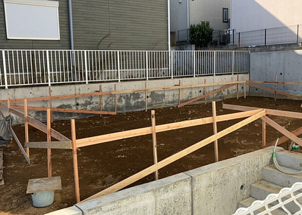 【構造・工法・仕様_2】ベタ基礎とは、柱の位置に関係なく全体に基礎がある事を指し、面積が大きい分建物の重さを全体に分散できます。また、地面からの湿気や害虫を遮断でき、木造住宅で心配されるシロアリ被害を防ぐ効果も期待できます。