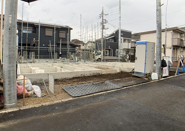 【玄関_2】玄関は、狭すぎると複数人で使いにくく、広すぎても無駄な空間になりがちです。最低2畳を目安にして、家の広さとの兼ね合いや家族の人数を考慮して決めるとよいでしょう。現地を見学して快適な玄関を選びましょう!