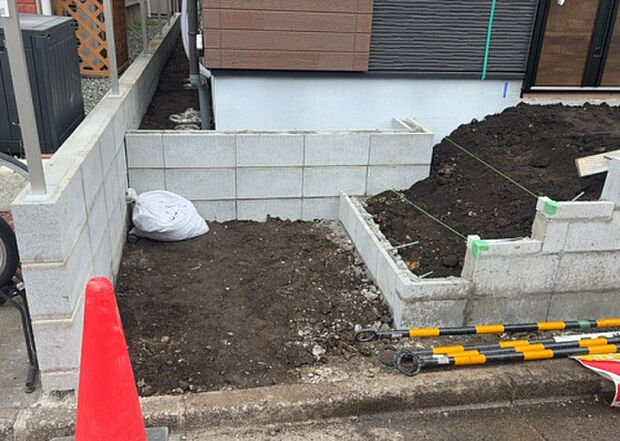 【その他設備】敷地内には、散水栓や立水栓があります。水道水を直接利用できるため、水を運ぶ手間を省くことが出来ます。大量の水を必要とする洗車作業や清掃などに役立ちます。その他設備とあわせて、現地でご確認ください。