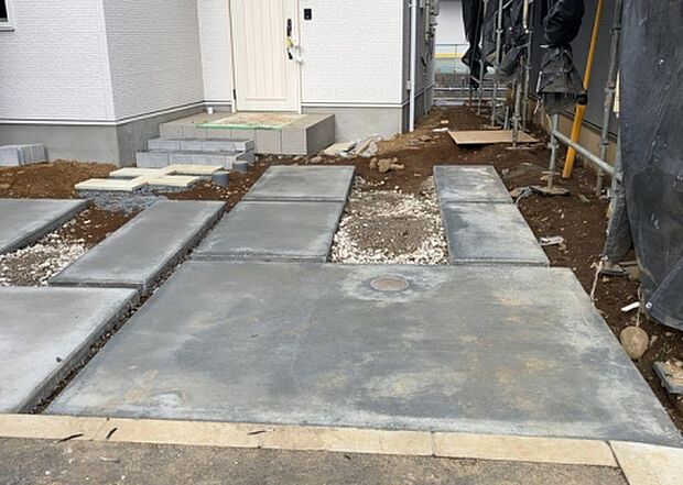 【駐車場】駐車場と明記されていても、最小スペースでつくられた駐車場だと大型車は駐車できなかったり、出入りしにくくなったりする可能性があります。お車のサイズと購入したい物件の駐車場のサイズを現地で確認しましょう。