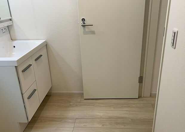 【脱衣場】多くの戸建て住宅で見かける洗面脱衣所は、洗面台と洗濯機が2畳ほどのスペースに並べられていて、洗面所が脱衣所を兼ね備えている間取りが一般的です。お客様が利用することもある、パブリックな空間でもあります。