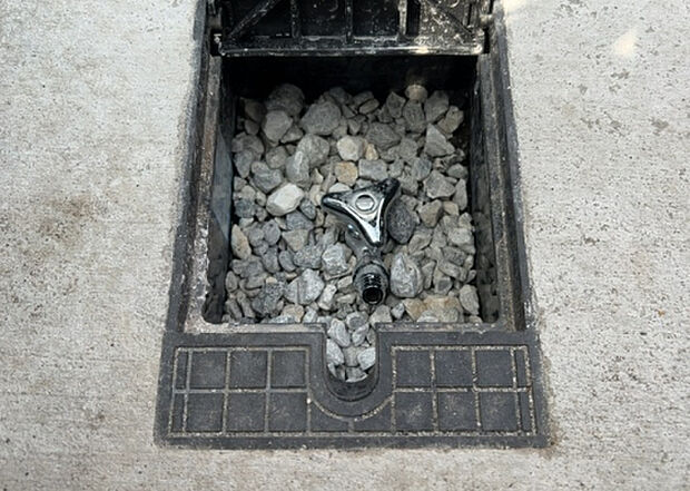 【その他設備】敷地内には、散水栓や立水栓があります。水道水を直接利用できるため、水を運ぶ手間を省くことが出来ます。大量の水を必要とする洗車作業や清掃などに役立ちます。その他設備とあわせて、現地でご確認ください。