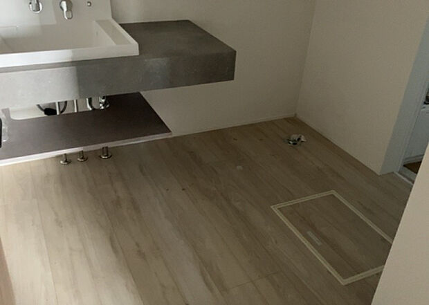 【脱衣場】多くの戸建て住宅で見かける洗面脱衣所は、洗面台と洗濯機が2畳ほどのスペースに並べられていて、洗面所が脱衣所を兼ね備えている間取りが一般的です。お客様が利用することもある、パブリックな空間でもあります。