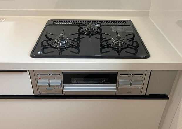 【キッチンコンロ】キッチンコンロは、料理の質を大きく左右する重要な設備です。火力調整のしやすさ、グリル機能の有無、安全装置の充実度など、選ぶポイントがたくさんあります。特に、IHクッキングヒーターは、お手入れのしやすさや安全性が高く、近年人気が高まっています。