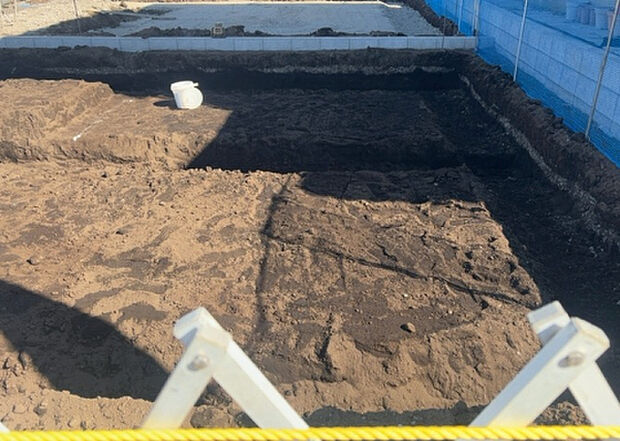 【庭_2】庭のある家に住むことのメリットとして、子どもたちの遊び場を確保できること、ガーデニングや家庭菜園を楽しめること、明るさを確保できることがあります。また、配置を工夫することでプライバシーが確保できます。