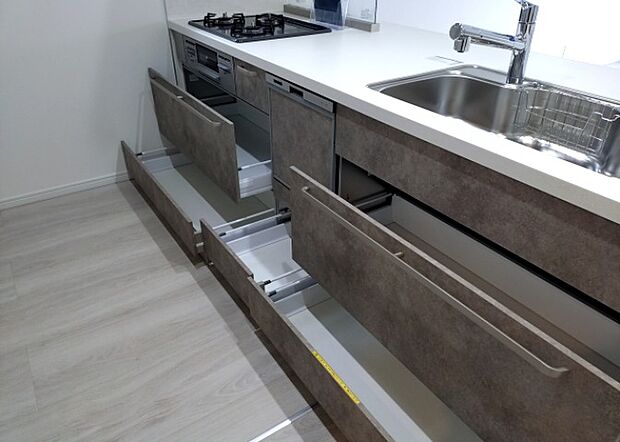 【キッチン床下収納】キッチン床下収納は、調理器具や食器などをスッキリと収納できる便利なスペースです。収納量が多いもの、引き出しがスムーズに開閉するものなど、使い勝手の良いものを選ぶことが大切です。また、湿気がこもりやすい場所なので、通気性の良いものを選ぶこともおすすめです。