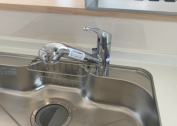 【キッチン水栓】キッチン水栓は、毎日必ず使うものだからこそ、使いやすさが重要です。シャワーヘッドの切り替えがスムーズか、吐水量が調節できるか、水しぶきが飛び散りにくい構造か、浄水機能が付いているかなど、日々の家事を快適にするための機能が数多くあります。また、デザインも多種多様なので、キッチン全体の雰囲気に合わせたものを選ぶことができます。