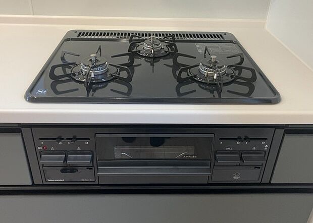 【キッチンコンロ】キッチンコンロは、料理の質を大きく左右する重要な設備です。火力調整のしやすさ、グリル機能の有無、安全装置の充実度など、選ぶポイントがたくさんあります。特に、IHクッキングヒーターは、お手入れのしやすさや安全性が高く、近年人気が高まっています。