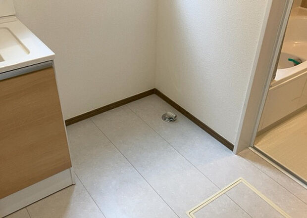 【ランドリースペース】ランドリースペースも気になります。洗濯機置場があり「洗う、干す、取り込む、アイロンがけ、たたむ」など、洗濯に関する家事をするための空間です。広さや収納など付帯設備も含めて、詳細は現地でご確認ください。