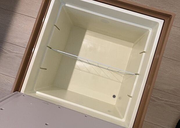 【キッチン床下収納】キッチン床下収納は、調理器具や食器などをスッキリと収納できる便利なスペースです。収納量が多いもの、引き出しがスムーズに開閉するものなど、使い勝手の良いものを選ぶことが大切です。また、湿気がこもりやすい場所なので、通気性の良いものを選ぶこともおすすめです。