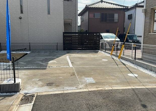 【駐車場】駐車場と明記されていても、最小スペースでつくられた駐車場だと大型車は駐車できなかったり、出入りしにくくなったりする可能性があります。お車のサイズと購入したい物件の駐車場のサイズを現地で確認しましょう。