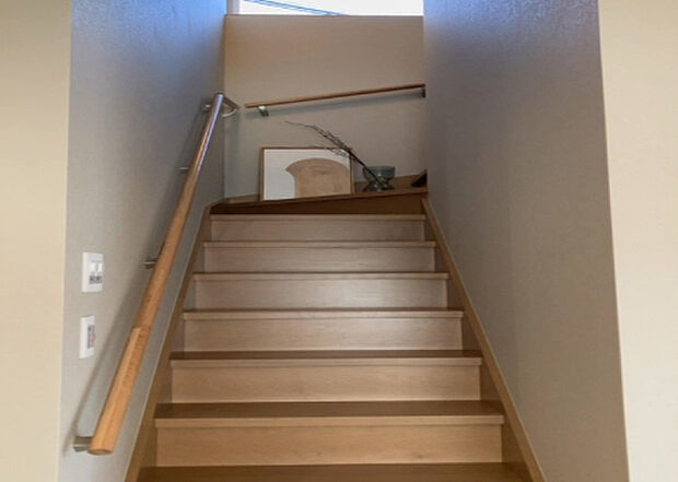 【内装】建物の上下階の通路である階段は、その位置によって動線や室内の印象が大きく左右されます。手摺にも重要な役割があり、転倒の防止・歩行や動作を円滑にして日常生活を支えることを主な目的として設置されています。