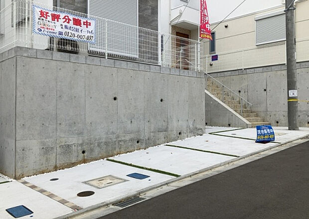 【駐車場】駐車場と明記されていても、最小スペースでつくられた駐車場だと大型車は駐車できなかったり、出入りしにくくなったりする可能性があります。お車のサイズと購入したい物件の駐車場のサイズを現地で確認しましょう。