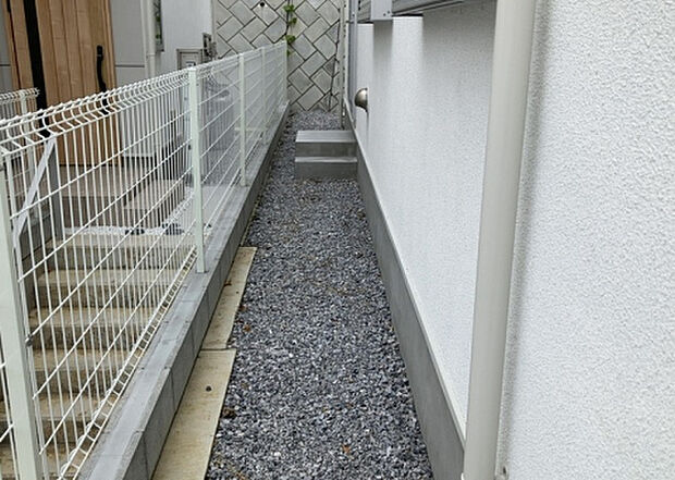 【庭】庭があることでガーデニングや家庭菜園はもちろん、こどもの遊び場やペットを放して遊ぶことができます。また、家の周囲に余裕があるということです。隣地との間があれば、十分な日当たりと、風通しが確保できます。