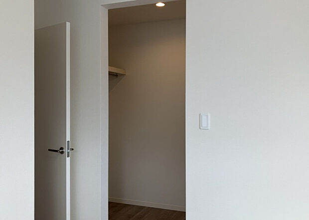 【ウォークインクローゼット】ウォークインクローゼットがあれば、クローゼット内でコーディネートが完成できますし、季節の変わり目に行う衣替えの手間も省けます。また、スーツケースなど大きいものもしまうことができ使い勝手がよいです。