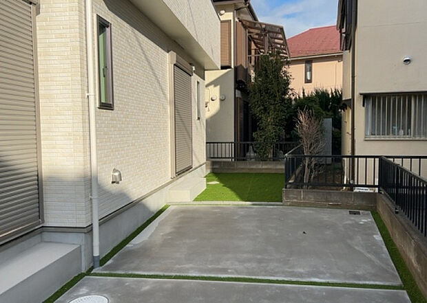 【庭】庭があることでガーデニングや家庭菜園はもちろん、こどもの遊び場やペットを放して遊ぶことができます。また、家の周囲に余裕があるということです。隣地との間があれば、十分な日当たりと、風通しが確保できます。