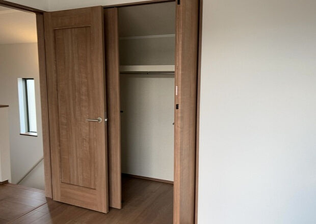 【ウォークインクローゼット】ウォークインクローゼットがあれば、クローゼット内でコーディネートが完成できますし、季節の変わり目に行う衣替えの手間も省けます。また、スーツケースなど大きいものもしまうことができ使い勝手がよいです。