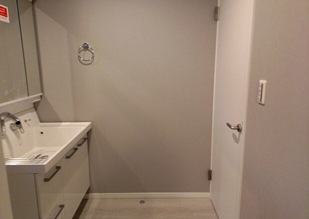 【脱衣場】多くの戸建て住宅で見かける洗面脱衣所は、洗面台と洗濯機が2畳ほどのスペースに並べられていて、洗面所が脱衣所を兼ね備えている間取りが一般的です。お客様が利用することもある、パブリックな空間でもあります。