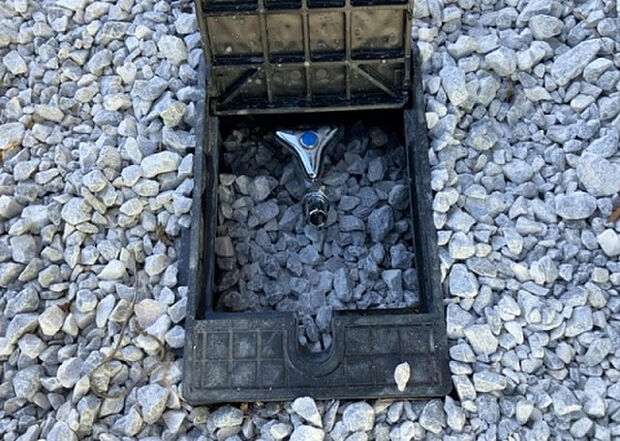 【その他設備】敷地内には、散水栓や立水栓があります。水道水を直接利用できるため、水を運ぶ手間を省くことが出来ます。大量の水を必要とする洗車作業や清掃などに役立ちます。その他設備とあわせて、現地でご確認ください。