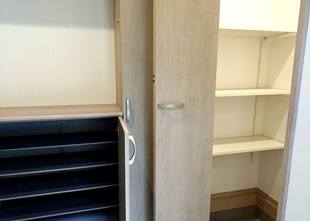 【玄関収納】玄関収納は、靴や傘、コートなどをスッキリと収納できるだけでなく、来客時に見せる顔となるため、家の顔とも言えます。収納量だけでなく、デザイン性も重視したいところです。ミラー付きの収納であれば、外出前の身だしなみチェックにも便利です。