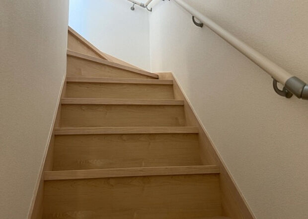 【内装】建物の上下階の通路である階段は、その位置によって動線や室内の印象が大きく左右されます。手摺にも重要な役割があり、転倒の防止・歩行や動作を円滑にして日常生活を支えることを主な目的として設置されています。