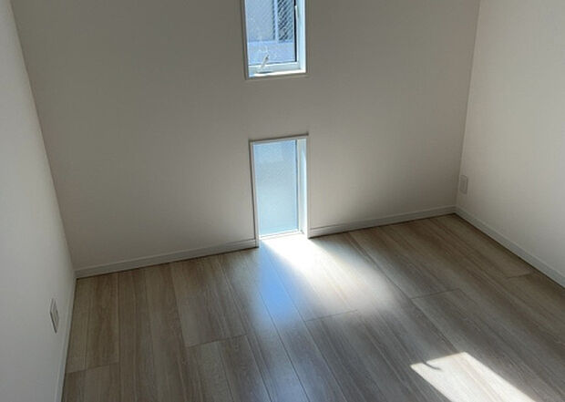 【洋室】洋室のメリットは重い家具が置きやすく、身の回りが整理しやすいことです。 床がフローリングのため畳とは異なり凹みにくいです。 クローゼットなど収納が豊富で、普段使わない旅行カバンや服の整頓も簡単にです。