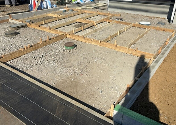 【駐車場】駐車場と明記されていても、最小スペースでつくられた駐車場だと大型車は駐車できなかったり、出入りしにくくなったりする可能性があります。お車のサイズと購入したい物件の駐車場のサイズを現地で確認しましょう。