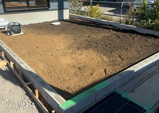 【庭】庭があることでガーデニングや家庭菜園はもちろん、こどもの遊び場やペットを放して遊ぶことができます。また、家の周囲に余裕があるということです。隣地との間があれば、十分な日当たりと、風通しが確保できます。