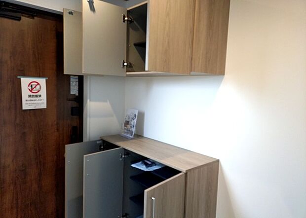 【玄関収納】玄関収納は、靴や傘、コートなどをスッキリと収納できるだけでなく、来客時に見せる顔となるため、家の顔とも言えます。収納量だけでなく、デザイン性も重視したいところです。ミラー付きの収納であれば、外出前の身だしなみチェックにも便利です。