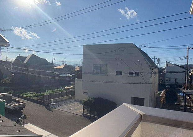 【物件からの展望】眺望を気にして物件を探す場合、前面に建物が建っていないか現地で確認しましょう!前面に建物があると景色はもちろん、日当たりや風通しにも影響が出てきます。住んだ時のことを想像しながら現地見学をしましょう。