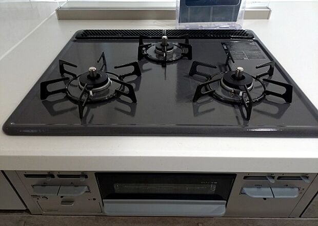 【キッチンコンロ】キッチンコンロは、料理の質を大きく左右する重要な設備です。火力調整のしやすさ、グリル機能の有無、安全装置の充実度など、選ぶポイントがたくさんあります。特に、IHクッキングヒーターは、お手入れのしやすさや安全性が高く、近年人気が高まっています。