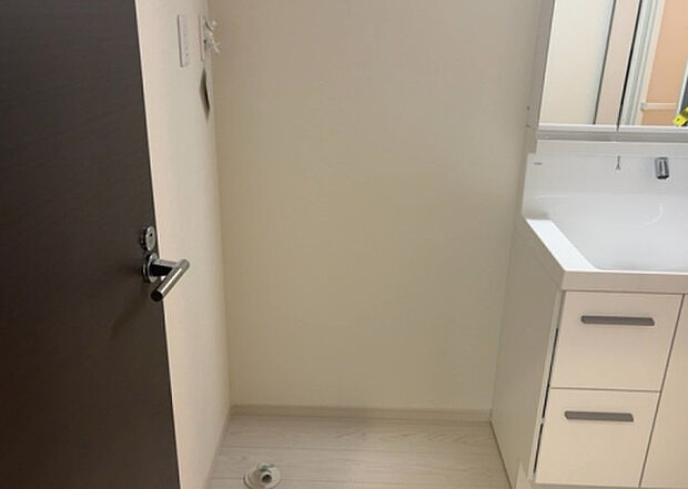 【ランドリースペース】ランドリースペースも気になります。洗濯機置場があり「洗う、干す、取り込む、アイロンがけ、たたむ」など、洗濯に関する家事をするための空間です。広さや収納など付帯設備も含めて、詳細は現地でご確認ください。