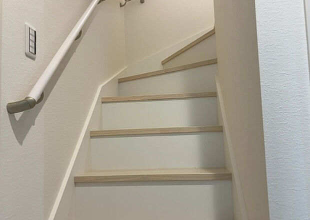 【内装】建物の上下階の通路である階段は、その位置によって動線や室内の印象が大きく左右されます。手摺にも重要な役割があり、転倒の防止・歩行や動作を円滑にして日常生活を支えることを主な目的として設置されています。