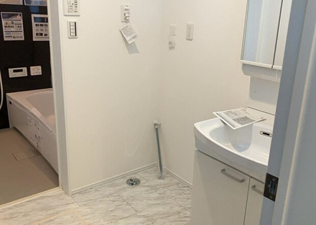 【脱衣場】多くの戸建て住宅で見かける洗面脱衣所は、洗面台と洗濯機が2畳ほどのスペースに並べられていて、洗面所が脱衣所を兼ね備えている間取りが一般的です。お客様が利用することもある、パブリックな空間でもあります。