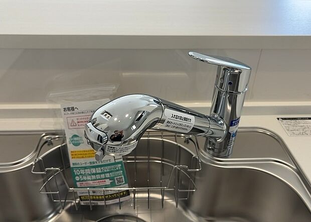 【キッチン水栓】キッチン水栓は、毎日必ず使うものだからこそ、使いやすさが重要です。シャワーヘッドの切り替えがスムーズか、吐水量が調節できるか、水しぶきが飛び散りにくい構造か、浄水機能が付いているかなど、日々の家事を快適にするための機能が数多くあります。また、デザインも多種多様なので、キッチン全体の雰囲気に合わせたものを選ぶことができます。