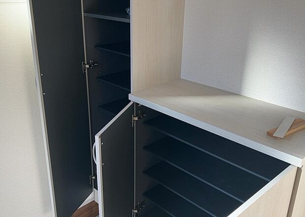 【玄関収納】玄関収納は、靴や傘、コートなどをスッキリと収納できるだけでなく、来客時に見せる顔となるため、家の顔とも言えます。収納量だけでなく、デザイン性も重視したいところです。ミラー付きの収納であれば、外出前の身だしなみチェックにも便利です。