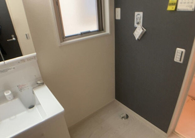 【ランドリースペース】ランドリースペースも気になります。洗濯機置場があり「洗う、干す、取り込む、アイロンがけ、たたむ」など、洗濯に関する家事をするための空間です。広さや収納など付帯設備も含めて、詳細は現地でご確認ください。