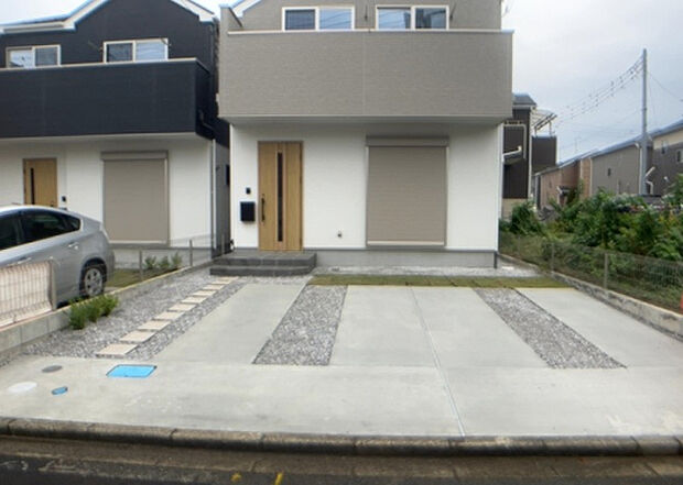 【駐車場】駐車場と明記されていても、最小スペースでつくられた駐車場だと大型車は駐車できなかったり、出入りしにくくなったりする可能性があります。お車のサイズと購入したい物件の駐車場のサイズを現地で確認しましょう。