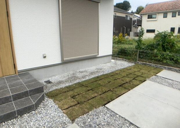 【庭】庭があることでガーデニングや家庭菜園はもちろん、こどもの遊び場やペットを放して遊ぶことができます。また、家の周囲に余裕があるということです。隣地との間があれば、十分な日当たりと、風通しが確保できます。