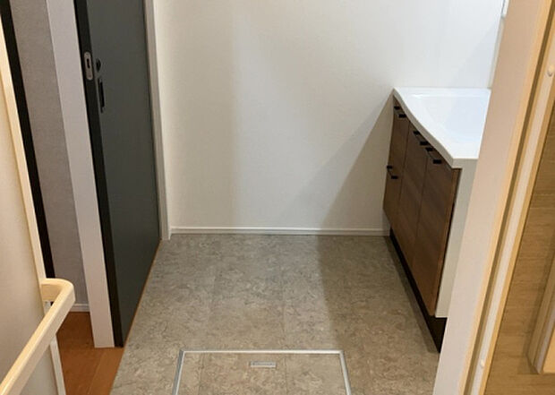 【脱衣場】多くの戸建て住宅で見かける洗面脱衣所は、洗面台と洗濯機が2畳ほどのスペースに並べられていて、洗面所が脱衣所を兼ね備えている間取りが一般的です。お客様が利用することもある、パブリックな空間でもあります。
