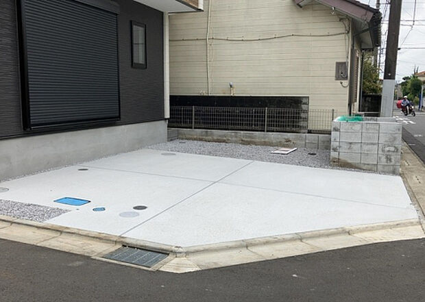 【駐車場】駐車場と明記されていても、最小スペースでつくられた駐車場だと大型車は駐車できなかったり、出入りしにくくなったりする可能性があります。お車のサイズと購入したい物件の駐車場のサイズを現地で確認しましょう。