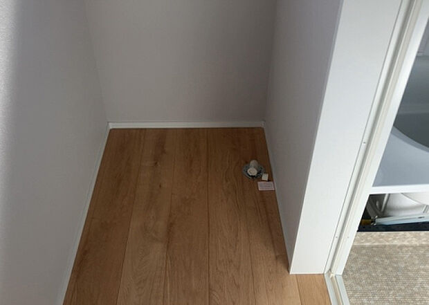 【ランドリースペース】ランドリースペースも気になります。洗濯機置場があり「洗う、干す、取り込む、アイロンがけ、たたむ」など、洗濯に関する家事をするための空間です。広さや収納など付帯設備も含めて、詳細は現地でご確認ください。