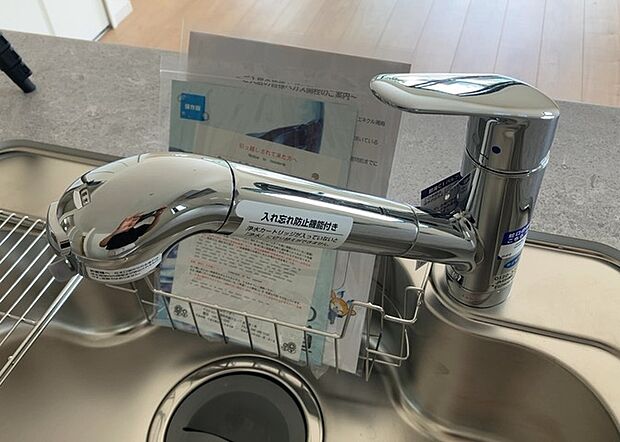 【キッチン水栓】キッチン水栓は、毎日必ず使うものだからこそ、使いやすさが重要です。シャワーヘッドの切り替えがスムーズか、吐水量が調節できるか、水しぶきが飛び散りにくい構造か、浄水機能が付いているかなど、日々の家事を快適にするための機能が数多くあります。また、デザインも多種多様なので、キッチン全体の雰囲気に合わせたものを選ぶことができます。