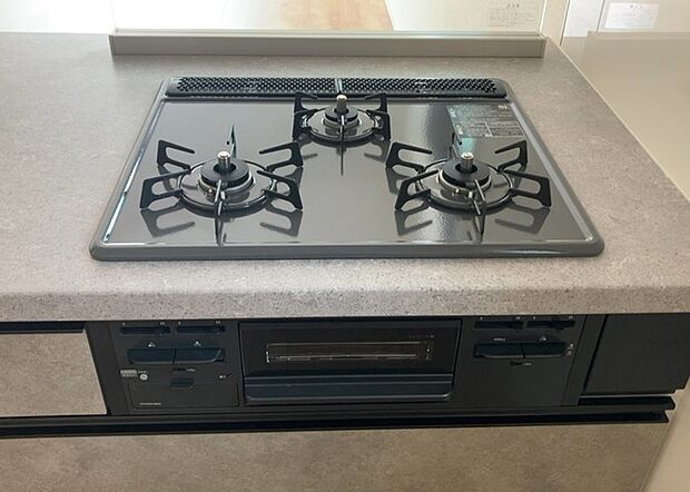 【キッチンコンロ】キッチンコンロは、料理の質を大きく左右する重要な設備です。火力調整のしやすさ、グリル機能の有無、安全装置の充実度など、選ぶポイントがたくさんあります。特に、IHクッキングヒーターは、お手入れのしやすさや安全性が高く、近年人気が高まっています。