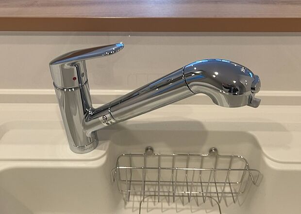 【キッチン水栓】キッチン水栓は、毎日必ず使うものだからこそ、使いやすさが重要です。シャワーヘッドの切り替えがスムーズか、吐水量が調節できるか、水しぶきが飛び散りにくい構造か、浄水機能が付いているかなど、日々の家事を快適にするための機能が数多くあります。また、デザインも多種多様なので、キッチン全体の雰囲気に合わせたものを選ぶことができます。