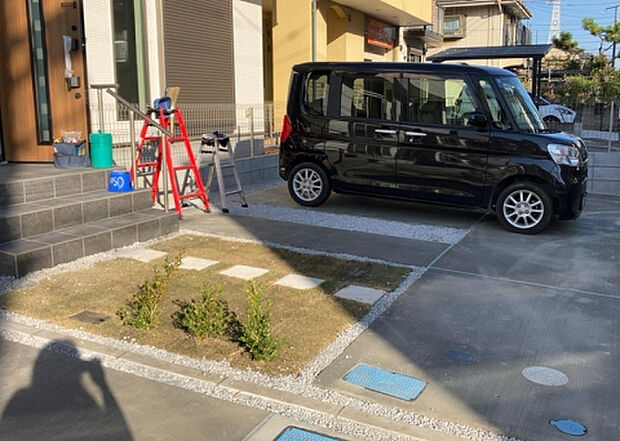 【駐車場】駐車場と明記されていても、最小スペースでつくられた駐車場だと大型車は駐車できなかったり、出入りしにくくなったりする可能性があります。お車のサイズと購入したい物件の駐車場のサイズを現地で確認しましょう。